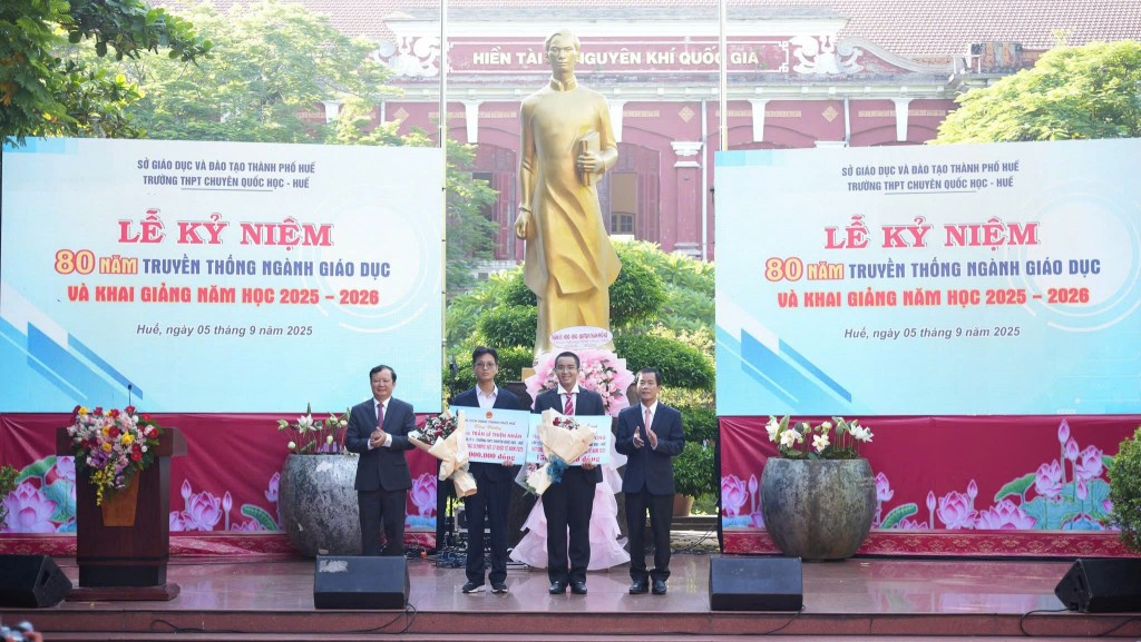 Lãnh đạo Thành ủy, UBND TP Huế trao thưởng và vinh danh các học sinh xuất sắc theo Nghị quyết 35 của HĐND TP Huế