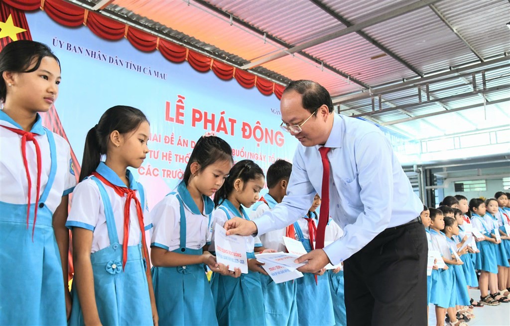 Bí thư Tỉnh ủy Nguyễn Hồ Hải trao học bổng cho các em học sinh