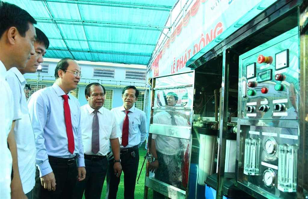 Lãnh đạo tỉnh tham quan máy lọc nước tại Trường Tiểu học Hòa Bình A.