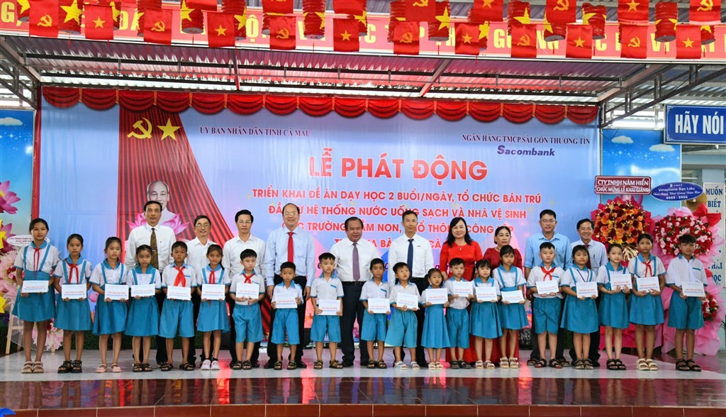 Bí thư Tỉnh ủy Nguyễn Hồ Hải trao học bổng cho các em học sinh.