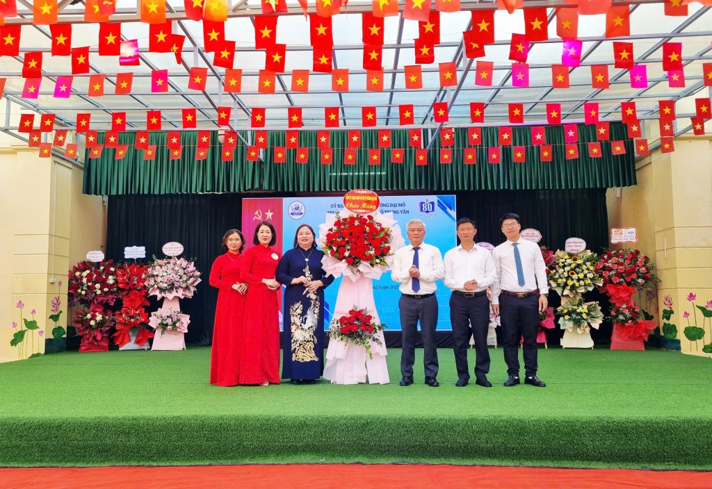 Đồng chí Mai Trọng Thái - Bí thư Đảng ủy, Chủ tịch HĐND phường Đại Mỗ cùng đoàn công tác tặng hoa chúc mừng Trường THCS Trung Văn