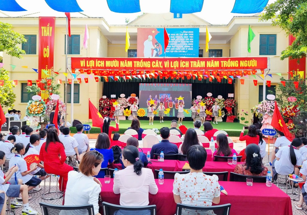 Tiết mục văn nghệ chào mừng tại trường THCS Trung Văn, phường Đại Mỗ