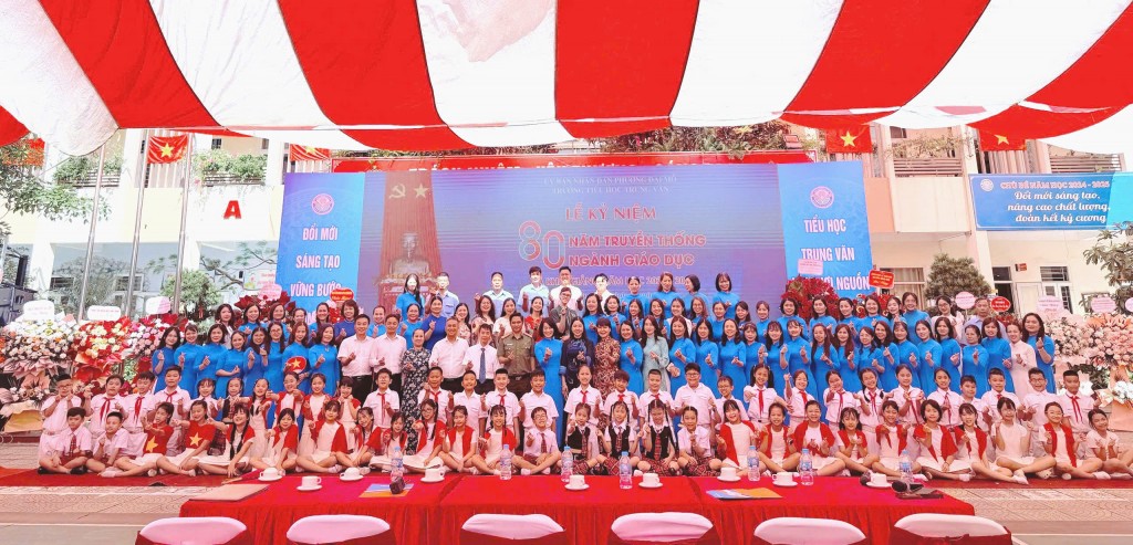 Phó Bí thư Thường trực Đảng ủy Nguyễn Thị Hoài Thu cùng đoàn công tác chúc mừng thầy và trò trường Tiểu học Trung Văn