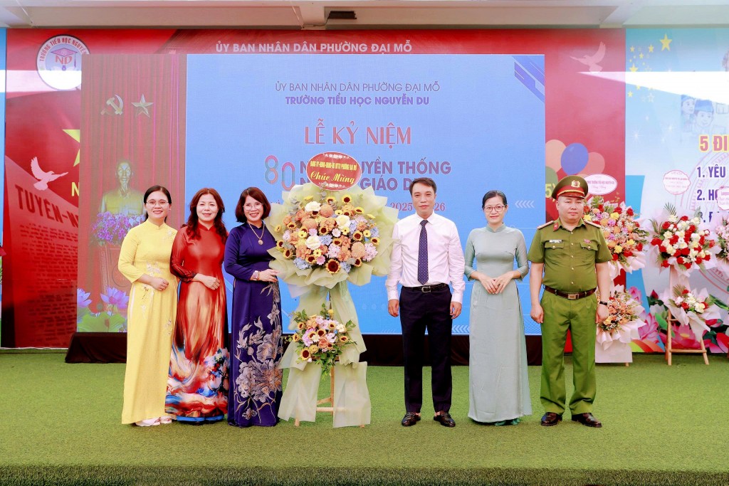 Đồng chí Phùng Ngọc Sơn - Phó Bí thư Đảng ủy, Chủ tịch UBND phường Đại Mỗ cùng đoàn công tác tặng hoa chúc mừng thầy và trò trường Tiểu học Nguyễn Du Đồng chí Phùng Ngọc Sơn - Phó Bí thư Đảng ủy, Chủ tịch UBND phường Đại Mỗ cùng đoàn công tác tặng hoa chúc mừng thầy và trò trường Tiểu học Nguyễn Du