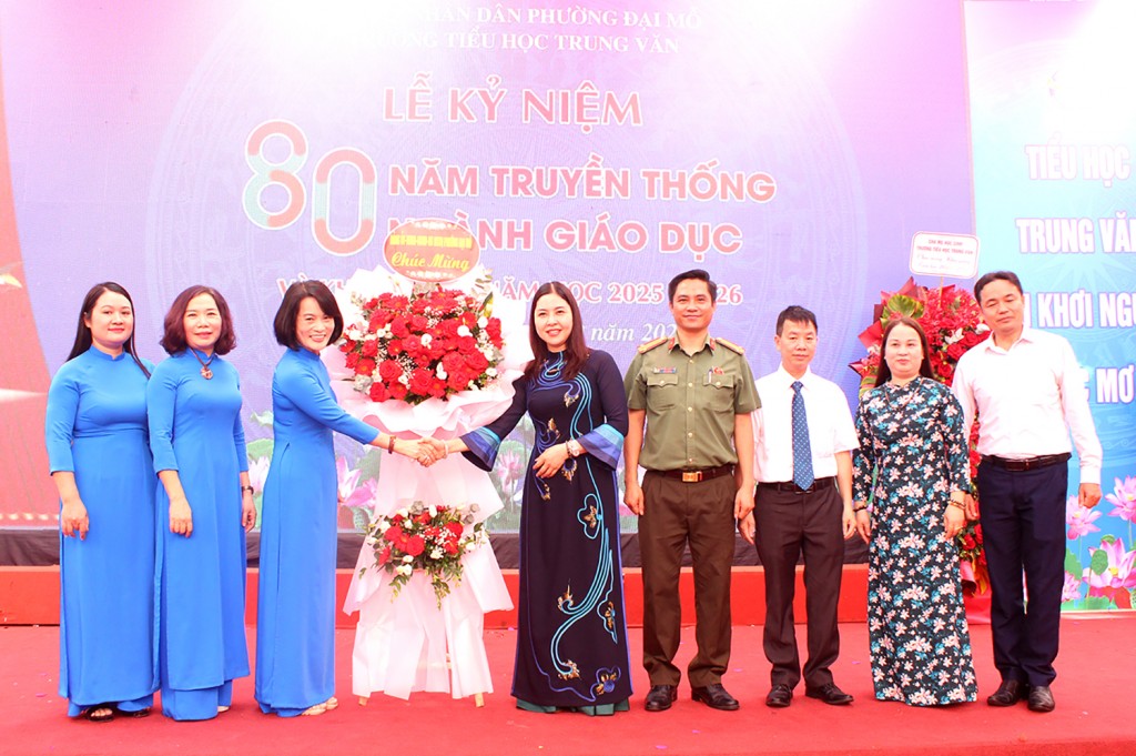 Phó Bí thư Thường trực Đảng ủy Nguyễn Thị Hoài Thu cùng đoàn công tác chúc mừng thầy và trò trường Tiểu học Trung Văn Phó Bí thư Thường trực Đảng ủy Nguyễn Thị Hoài Thu cùng đoàn công tác chúc mừng thầy và trò trường Tiểu học Trung Văn