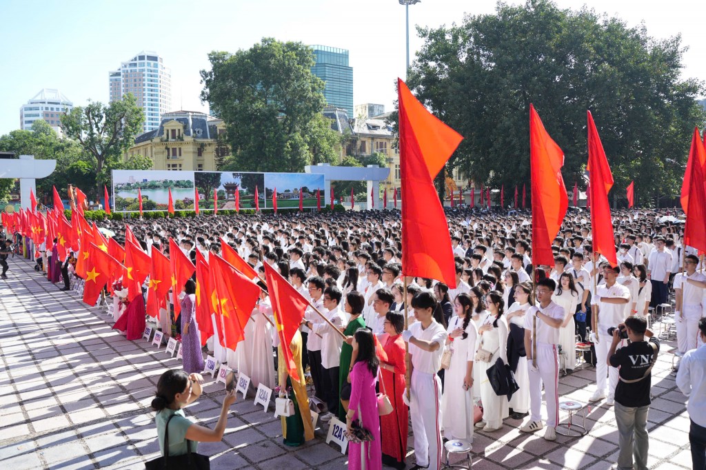 Toàn thể giáo viên, học sinh theo dõi lễ khai giảng trực tuyến qua màn hình LED