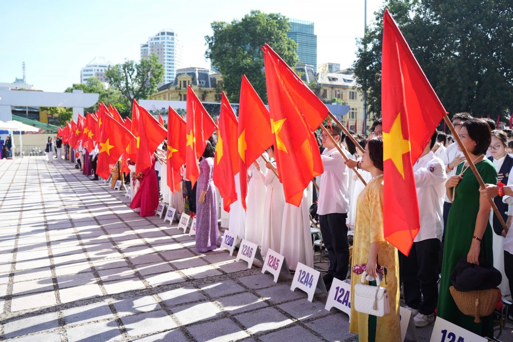 Khoảnh khắc chào cờ thiêng liêng trong lễ khai giảng