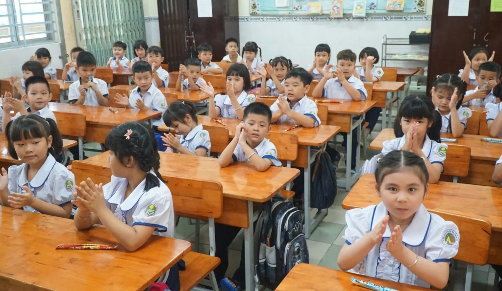 Học sinh lớp 1 Trường Tiểu học Mạc Đĩnh Chi (TP Cần Thơ) trong ngày tựu trường năm học mới. 
