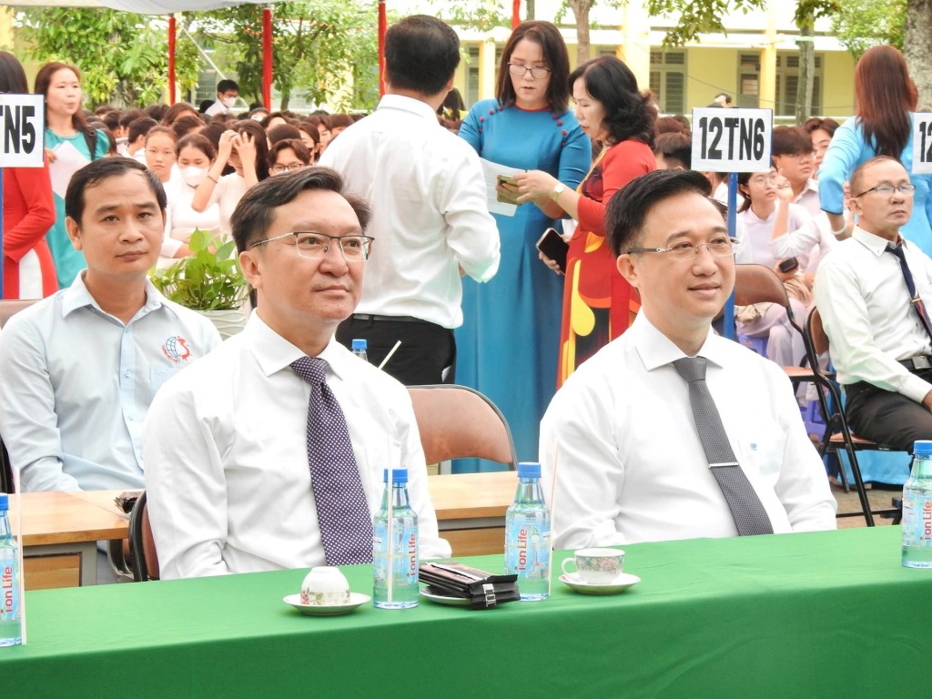 Phó Bí thư Thành ủy TP Hồ Chí Minh Đặng Minh Thông (bìa trái) và Phó Giám đốc Sở Giáo dục và Đào tạo TP Hồ Chí Minh Nguyễn Bảo Quốc (bìa phải) dự Lễ khai giảng ở trường THPT Trung Phú, xã Phú Hoà Đông Phó Bí thư Thành ủy TP Hồ Chí Minh Đặng Minh Thông (bìa trái) và Phó Giám đốc Sở Giáo dục và Đào tạo TP Hồ Chí Minh Nguyễn Bảo Quốc (bìa phải) dự Lễ khai giảng ở trường THPT Trung Phú, xã Phú Hoà Đông
