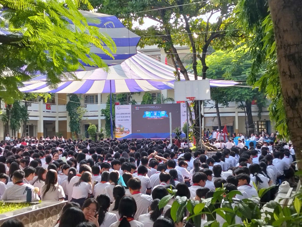 Cô Nguyễn Dương Minh Hương, Hiệu trưởng Trường THCS Hoa Lư đã dành nhiều tình cảm cho các em học sinh và bày tỏ niềm hân hoan chào đón 240 học sinh khối 6 mới vào trường. Cô Nguyễn Dương Minh Hương cho biết, năm học 2025-2026 là một năm học rất đặc biệt đ