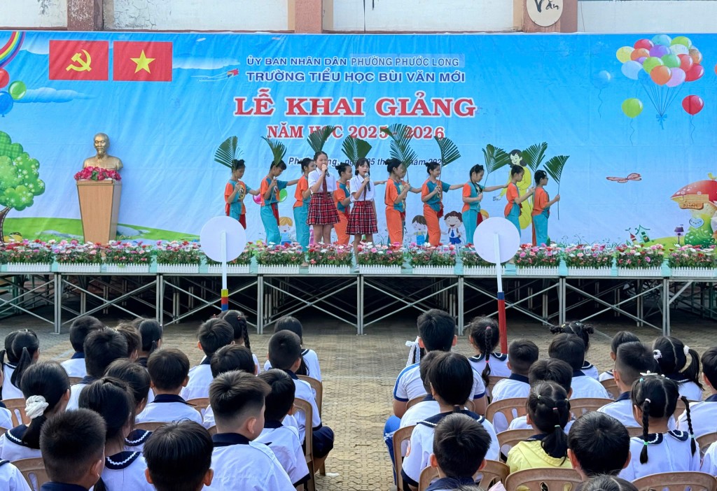 Tiết mục văn nghệ tại trường Bùi Văn Mới , phường Phước Long Tiết mục văn nghệ tại trường Bùi Văn Mới , phường Phước Long