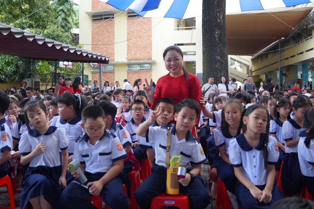 Cô và trò trường tiểu học Nguyễn Bỉnh Khiêm (phường Sài Gòn) hân hoan chào đón năm học mới Cô và trò trường tiểu học Nguyễn Bỉnh Khiêm (phường Sài Gòn) hân hoan chào đón năm học mới