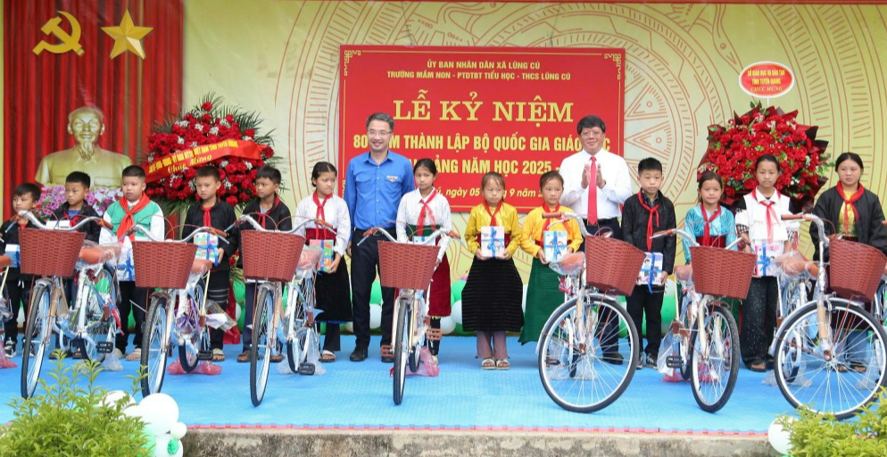 Bí thư T.Ư Đoàn cùng chào năm học mới nơi địa đầu Lũng Cú