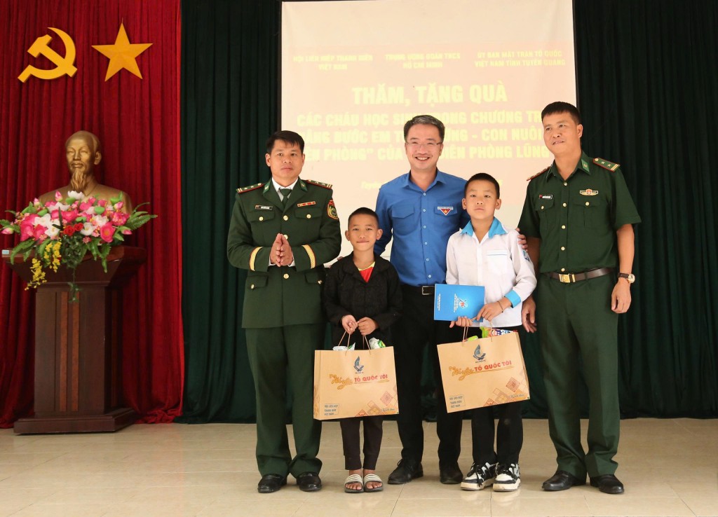  tặng quà Đồn Biên phòng và các em học sinh là con nuôi của Đồn Biên phòng Lũng Cú