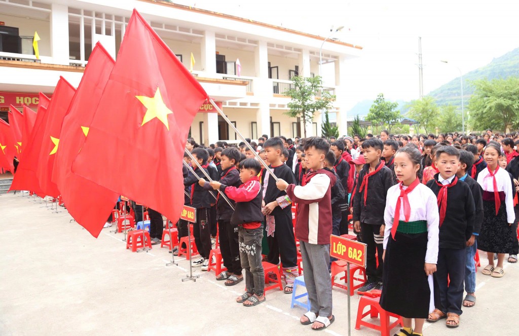 Lễ chào cờ nơi vùng cao Lũng Cú trong ngày khai giảng năm học mới