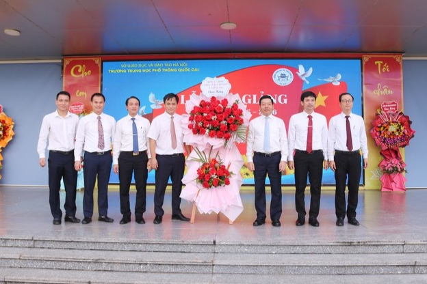 Đồng chí Nguyễn Trường Sơn- Bí thư Đảng uỷ, Chủ tịch HĐND xã tặng hoa chúc mừng Thầy và trò trường THPT Quốc Oai