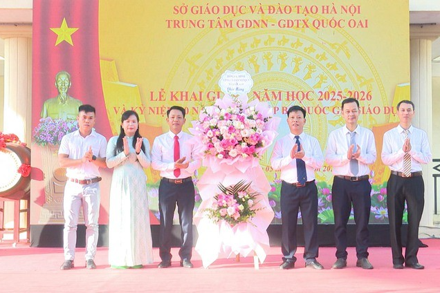 Đồng chí Phùng Văn Tài – Phó Bí thư Thường trực Đảng ủy xã Quốc Oai tặng hoa chúc mừng Trung tâm Trung tâm Giáo dục nghề nghiệp – Giáo dục thường xuyên