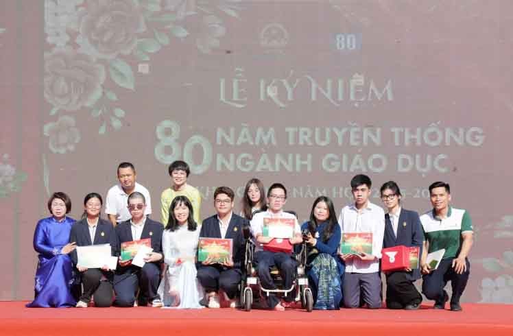 Những gương mặt ấn tượng, tiêu biểu cho học sinh THPT Việt Đức được vinh danh trong lễ khai giảng Những gương mặt ấn tượng, tiêu biểu cho học sinh THPT Việt Đức được vinh danh trong lễ khai giảng