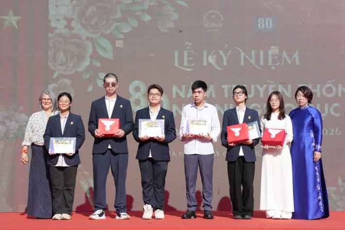 Phó Hiệu trưởng Trường THPT Việt Đức - nhà giáo Bùi Thanh Huyền trao phần thưởng cho các em học sinh xuất sắc bao gồm thủ khoa, đạt thành tích cao ở các cuộc thi. Phó Hiệu trưởng Trường THPT Việt Đức - nhà giáo Bùi Thanh Huyền trao phần thưởng cho các em học sinh xuất sắc bao gồm thủ khoa, đạt thành tích cao ở các cuộc thi.