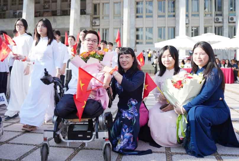 TS.Nguyễn Bội Quỳnh, Hiệu trưởng Trường THPT Việt Đức và nhà giáo Trần Quỳnh Hoa - Phó Hiệu trưởng nhà trường đón em Lê Trí Tường và các em học sinh lớp 10 tại lễ khai giảng.