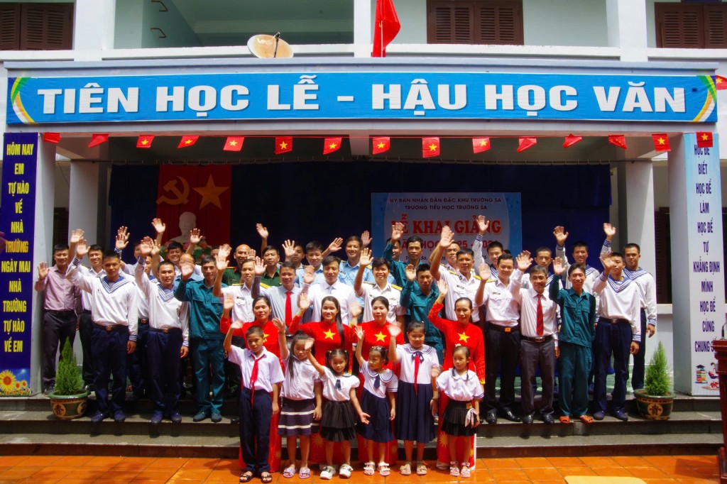 Cán bộ, chiến sĩ, nhân dân và các cháu trên đảo Trường Sa chào đón năm học mới