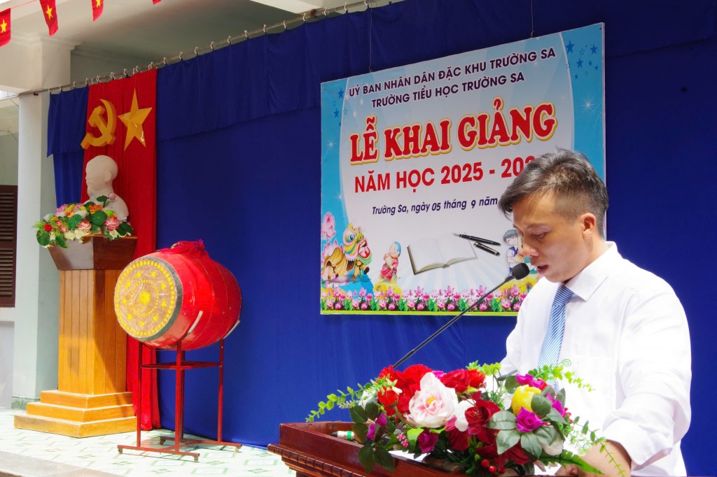 Đại diện chính quyền đảo Trường Sa phát biểu chúc mừng năm học mới