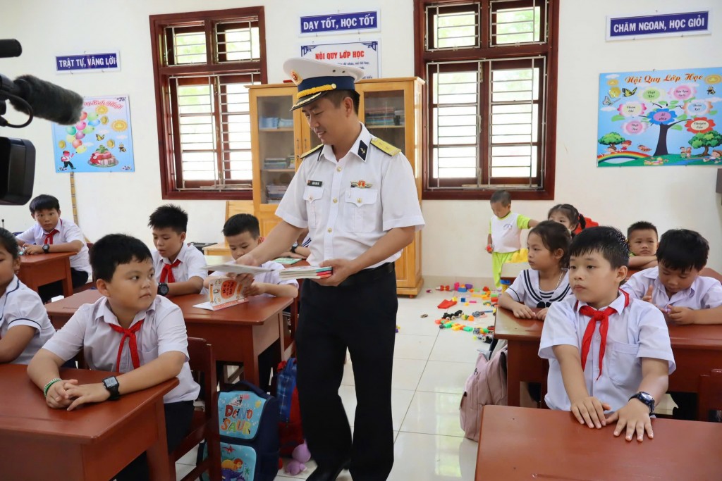 Lãnh đạo chỉ huy, đảo Đá Tây tặng sách vở cho các cháu nhân dịp năm học mới