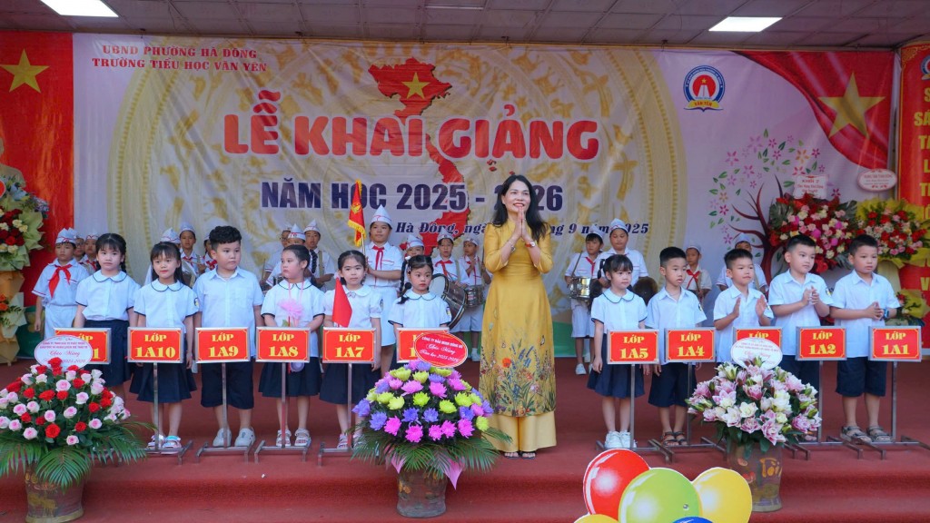 Nhà giáo Phương Thị Thìn - Hiệu trưởng trường Tiểu học Văn Yên chào đón các học sinh lớp 1 Nhà giáo Phương Thị Thìn - Hiệu trưởng trường Tiểu học Văn Yên chào đón các học sinh lớp 1