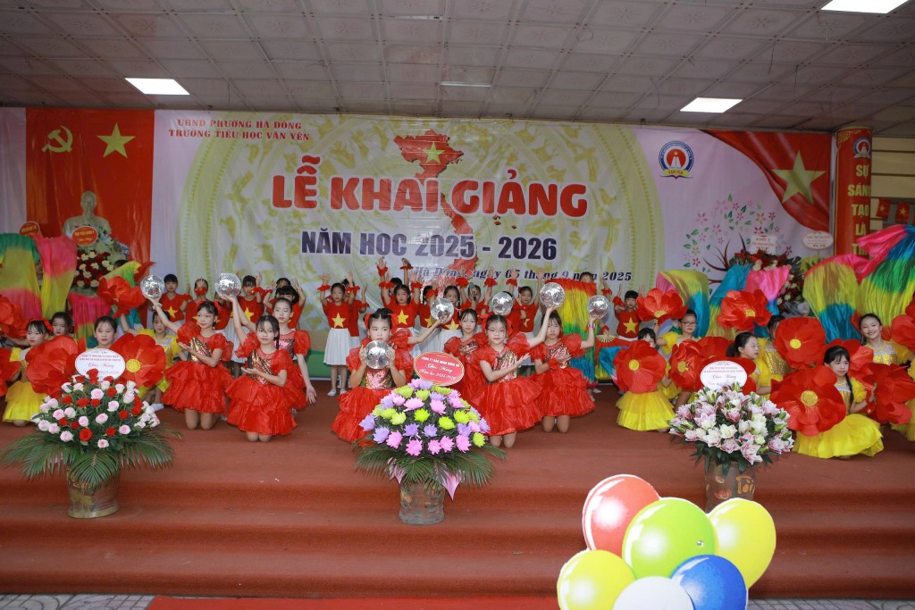 Các tiết mục văn nghệ đặc sắc chào đón học sinh đầu cấp Các tiết mục văn nghệ đặc sắc chào đón học sinh đầu cấp