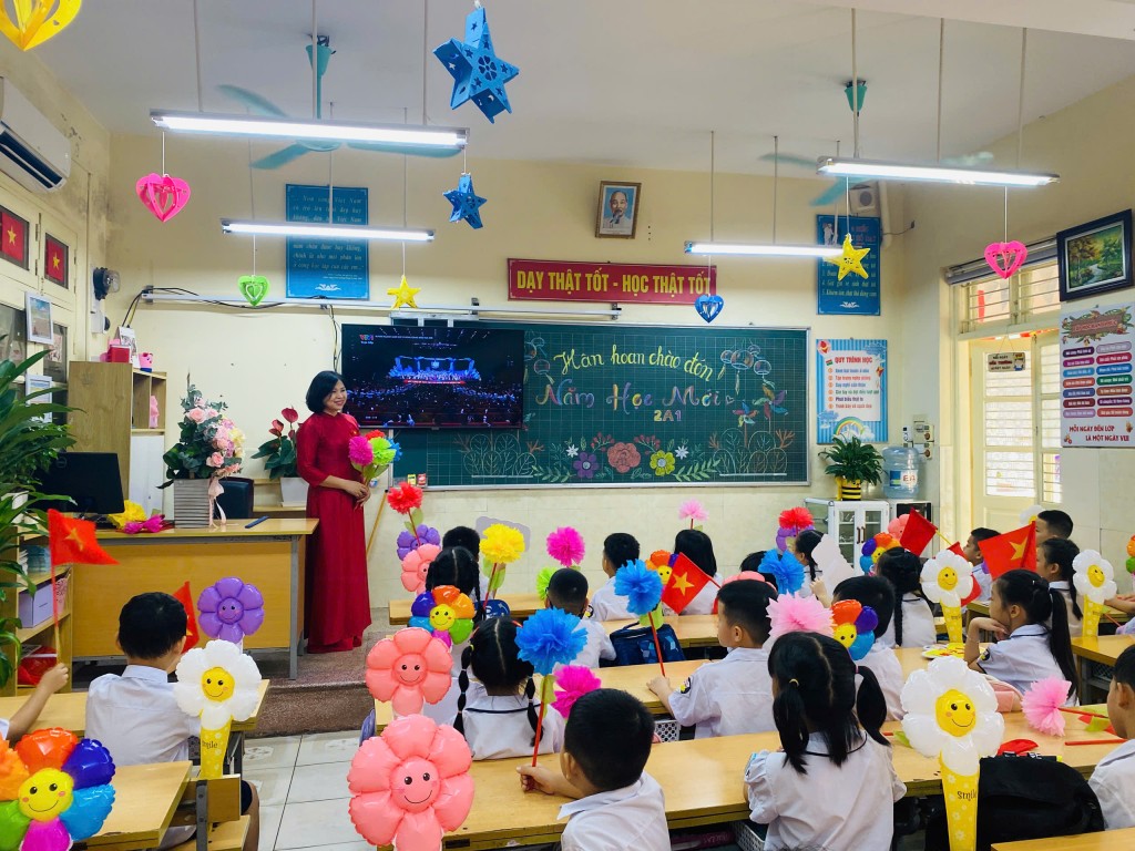 Các em học sinh say sưa theo dõi lễ kỷ niệm 80 năm ngành Giáo dục qua tivi