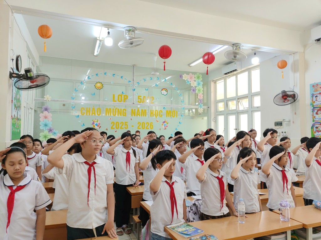 Học sinh tham gia lễ chào cờ trực tuyến từ điểm cầu của Bộ GD&ĐT Học sinh tham gia lễ chào cờ trực tuyến từ điểm cầu của Bộ GD&ĐT