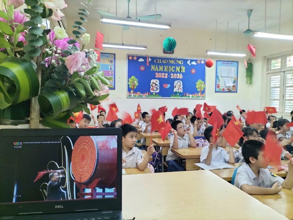 Thầy, trò Tiểu học Văn Yên rộn ràng chào năm học mới Thầy, trò Tiểu học Văn Yên rộn ràng chào năm học mới