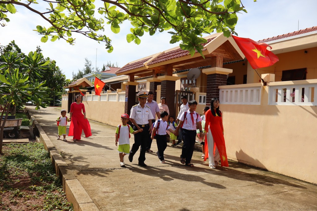 Thầy, cô giá và quân dân cùng các em học sinh tung tăng tới trường trên đảo Đá Tây
