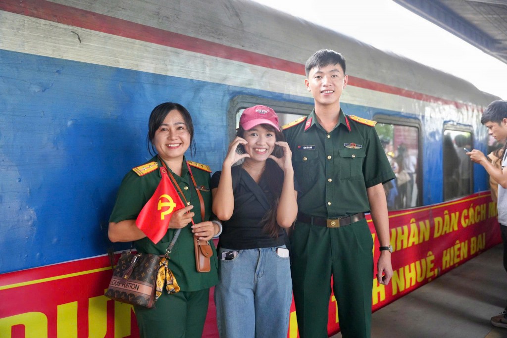 Người dân TP Hồ Chí Minh chào đón đoàn chiến sĩ hoàn thành nhiệm vụ A80 trở về Người dân TP Hồ Chí Minh chào đón đoàn chiến sĩ hoàn thành nhiệm vụ A80 trở về
