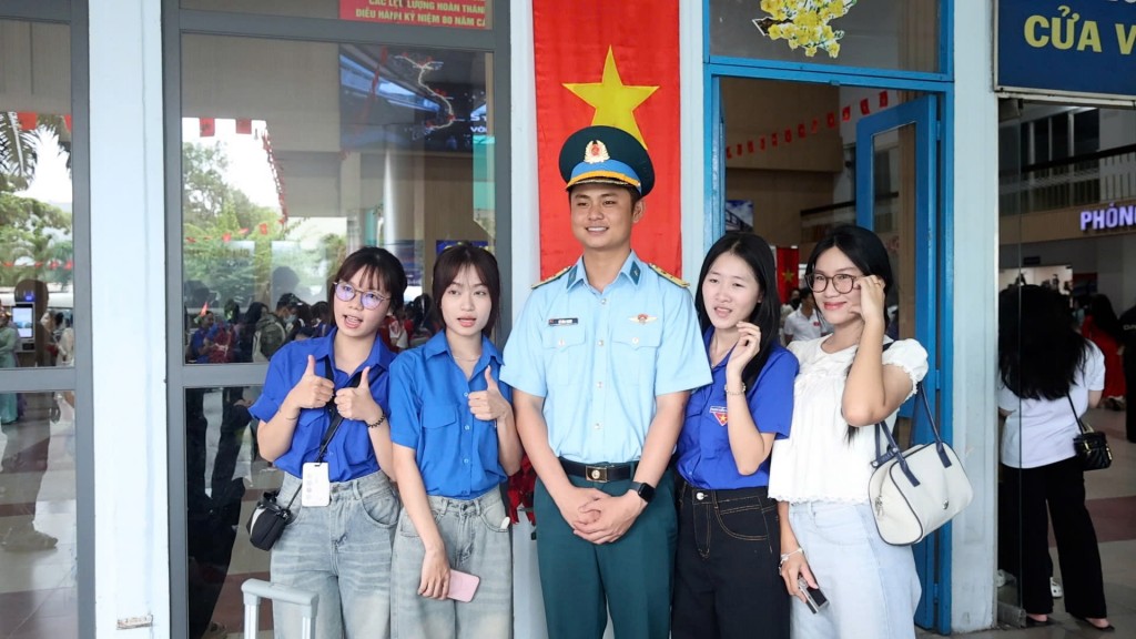 Người dân TP Hồ Chí Minh chào đón đoàn chiến sĩ hoàn thành nhiệm vụ A80 trở về Người dân TP Hồ Chí Minh chào đón đoàn chiến sĩ hoàn thành nhiệm vụ A80 trở về