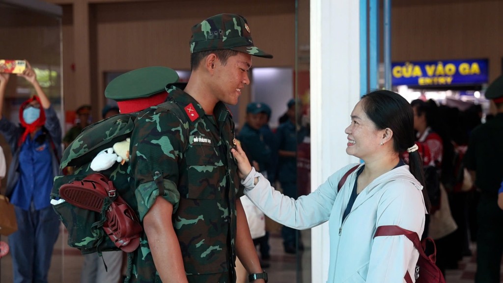 Người dân TP Hồ Chí Minh chào đón đoàn chiến sĩ hoàn thành nhiệm vụ A80 trở về Người dân TP Hồ Chí Minh chào đón đoàn chiến sĩ hoàn thành nhiệm vụ A80 trở về