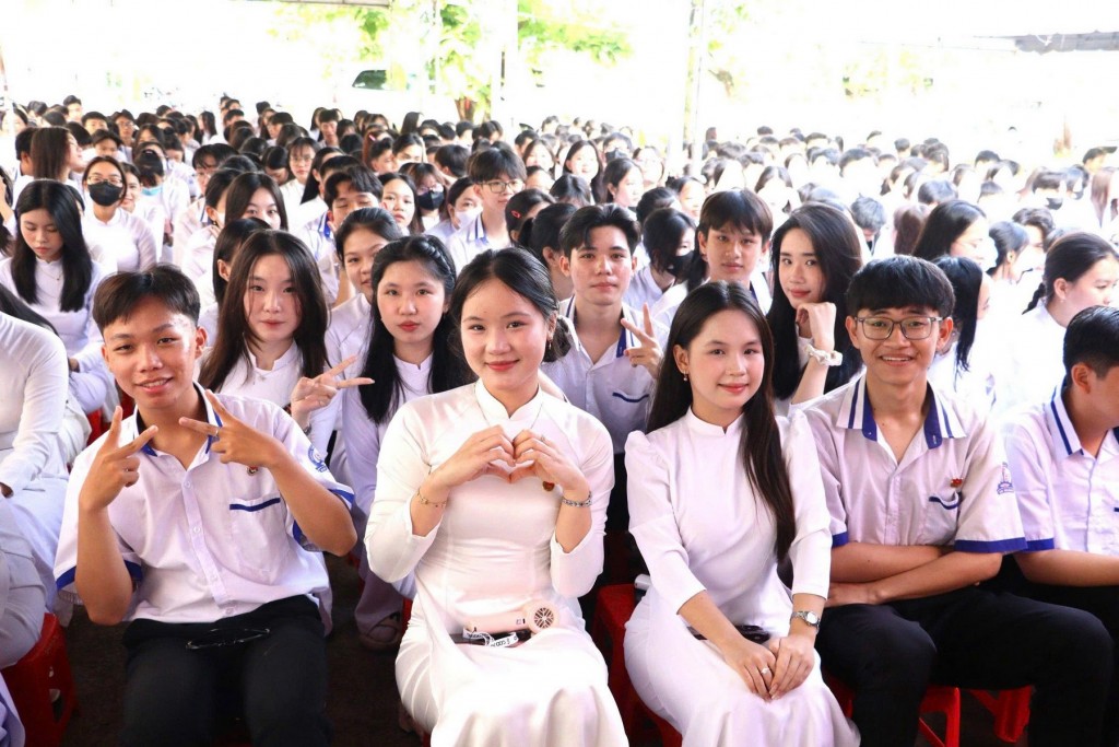 Học sinh Trường THPT An Minh náo nức đón năm học mới