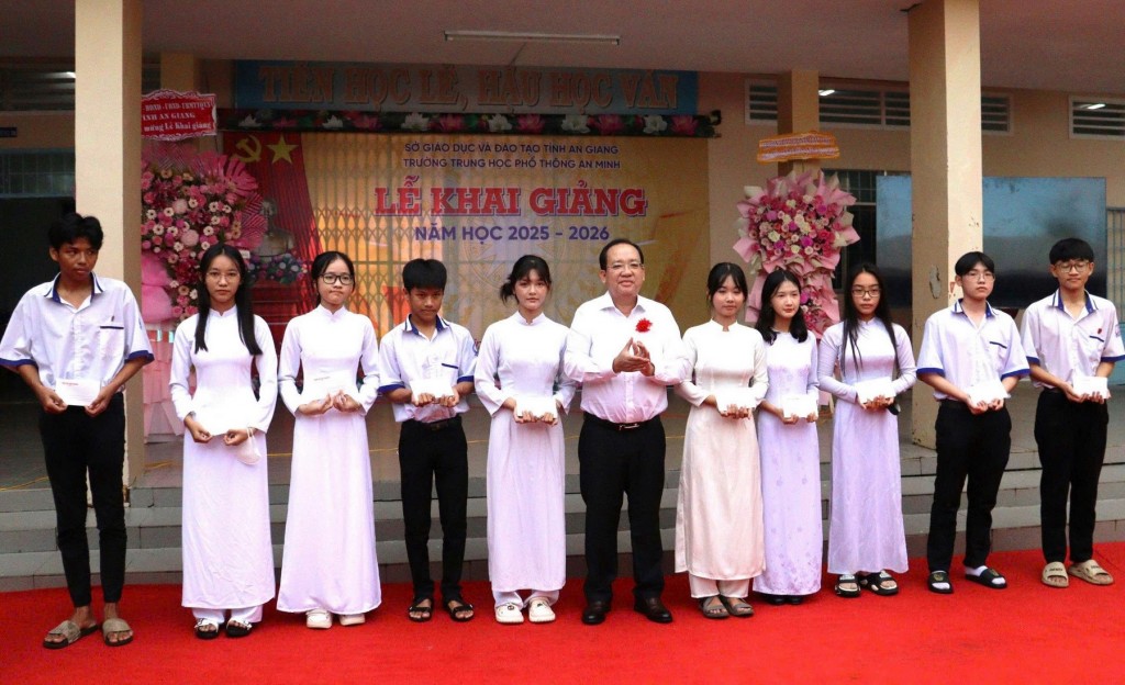 Ủy viên Ban Thường vụ Tỉnh ủy, Phó Chủ tịch Thường trực UBND tỉnh Nguyễn Thanh Phong trao 10 suất học bổng cho học sinh Trường THPT An Minh