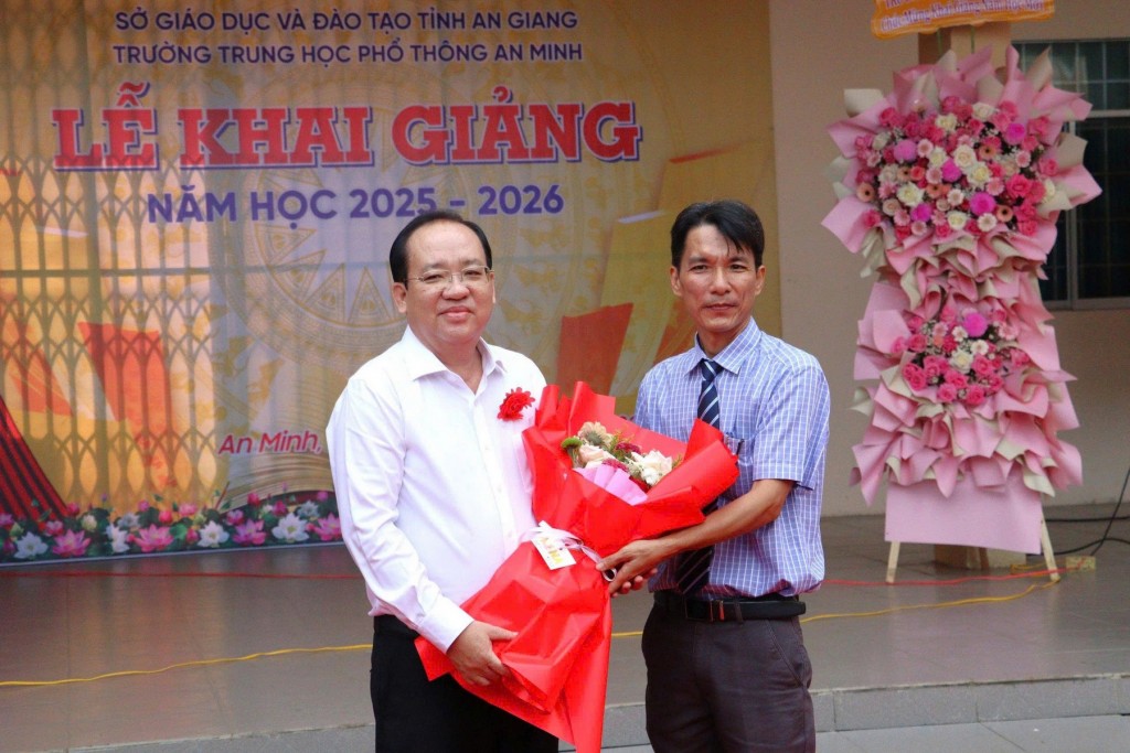 Thầy Lưu Văn Bình – Hiệu trưởng Trường THPT An Minh tặng hoa cảm ơn Ủy viên Ban Thường vụ Tỉnh ủy, Phó Chủ tịch Thường trực UBND tỉnh Nguyễn Thanh Phong