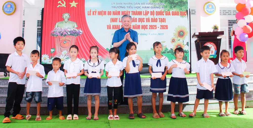 Bí thư Tỉnh ủy- Ngô Chí Cường đến dự lễ khai giảng tại Trường TH Hàm Giang A.