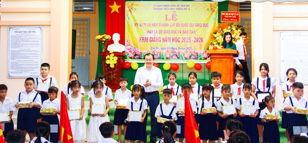Chủ tịch HĐND tỉnh- Nguyễn Minh Dũng trao học bổng cho các em học sinh