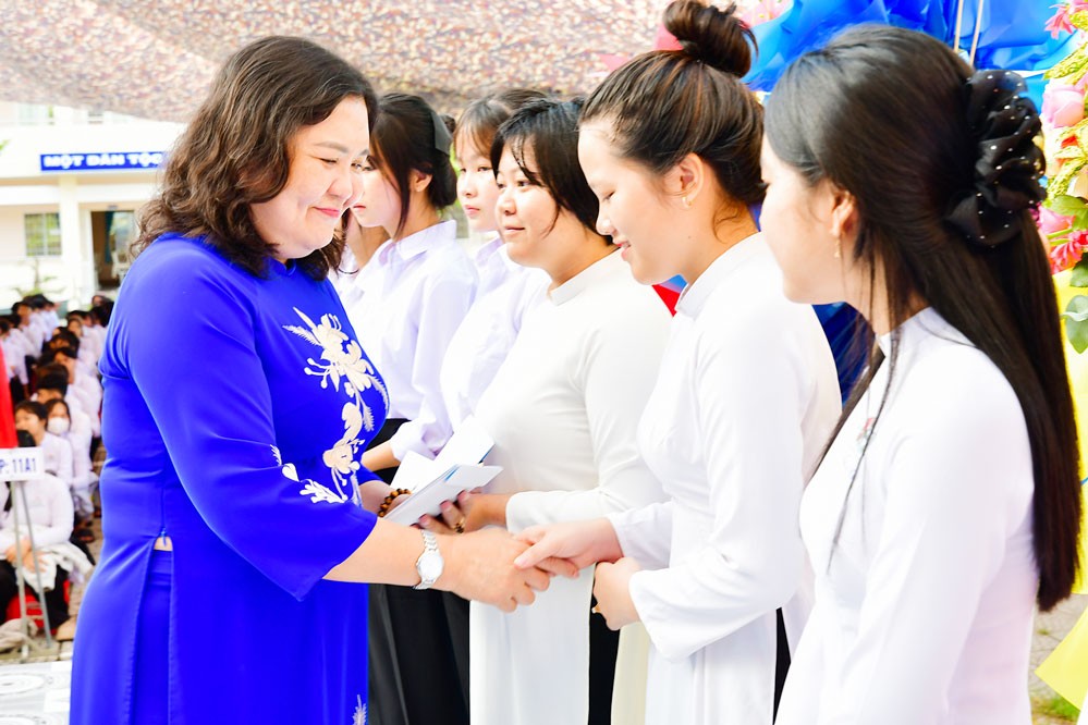 Phó Bí thư Thường trực Tỉnh ủy Vĩnh Long trao học bổng cho học sinh Trường THPT Hồ Thị Nhâm