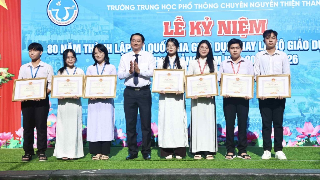 hó Chủ tịch UBND tỉnh Nguyễn Quỳnh Thiện trao Bằng khen cho các em học sinh đạt giải học sinh giỏi quốc gia