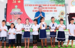 Lãnh đạo tỉnh Vĩnh Long dự lễ khai giảng, trao học bổng tiếp sức học sinh đến trường