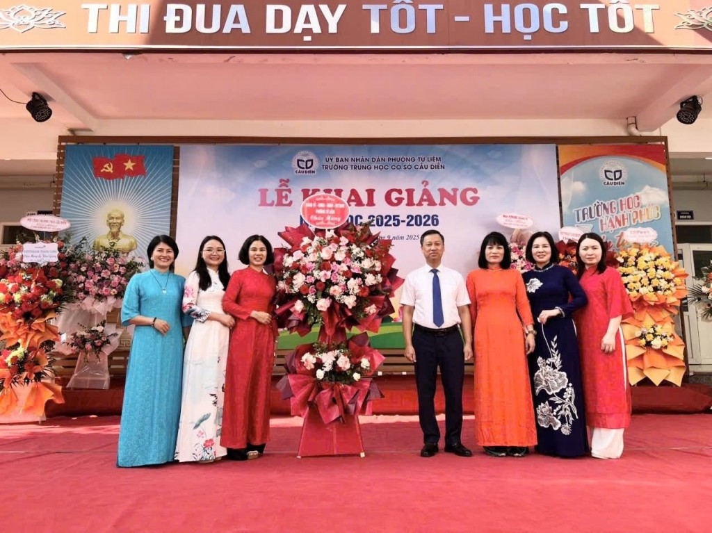 Phó Bí thư Thường trực Đảng uỷ phường Từ Liêm Đỗ Khắc Đạo cùng đoàn công tác tặng hoa chúc mừng trường THCS Cầu Diễn