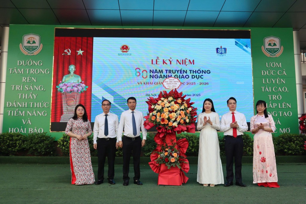 Chủ tịch UBND phường Từ Liêm Nguyễn Thanh Bình cùng đoàn công tác tặng hoa chúc mừng các trường học trên địa bàn phường