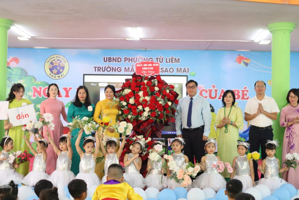 Bí thư Đảng uỷ, Chủ tịch HĐND phường Từ Liêm Nguyễn Quang Hiếu tặng hoa chúc mừng cô trò trường Mầm non Sao Mai