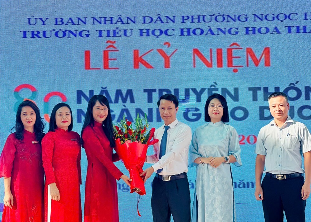 Đồng chí Nguyễn Văn Hưng - Phó Chủ tịch UBND phường chúc mừng khai giảng năm học mới tại trường Tiểu học Hoàng Hoa Thám