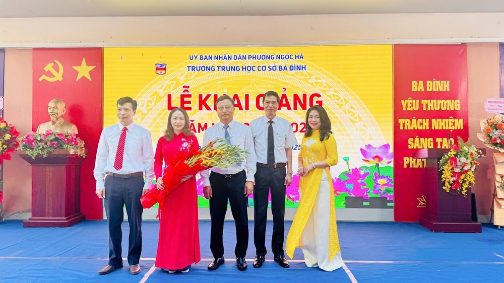 Đồng chí Lương Xuân Dương - Phó Bí thư Đảng ủy, Chủ tịch UBND phường chúc mừng khai giảng năm học mới tại trường THCS Ba Đình