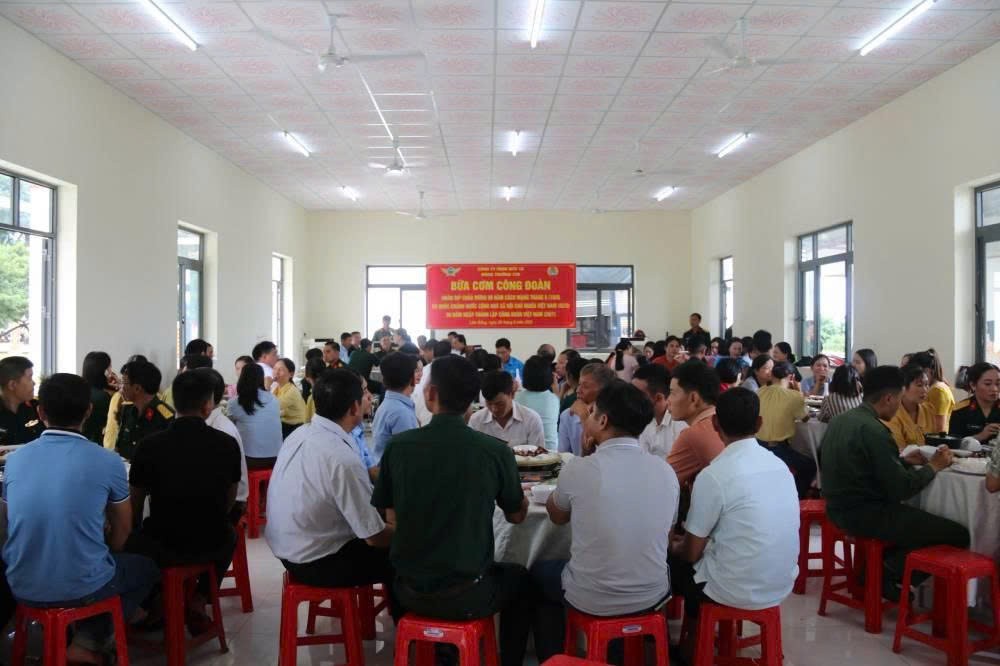 Ấm áp bữa cơm công đoàn 
